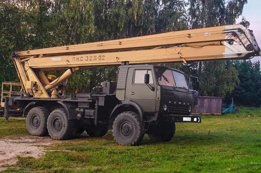 Монтаж наружной рекламы с помощью автовышки
